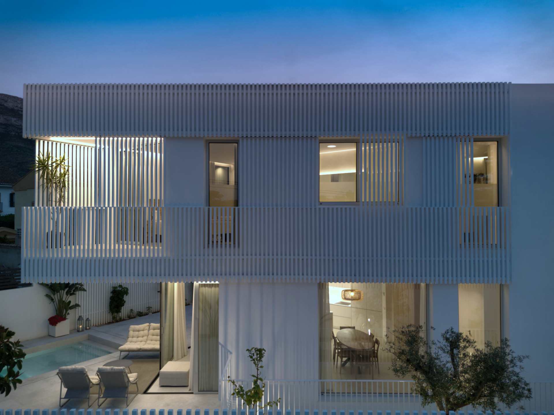 Fotografía aérea de una casa moderna con piscina Vista aérea de una vivienda moderna con piscina, fotografiada con dron en entorno residencial.