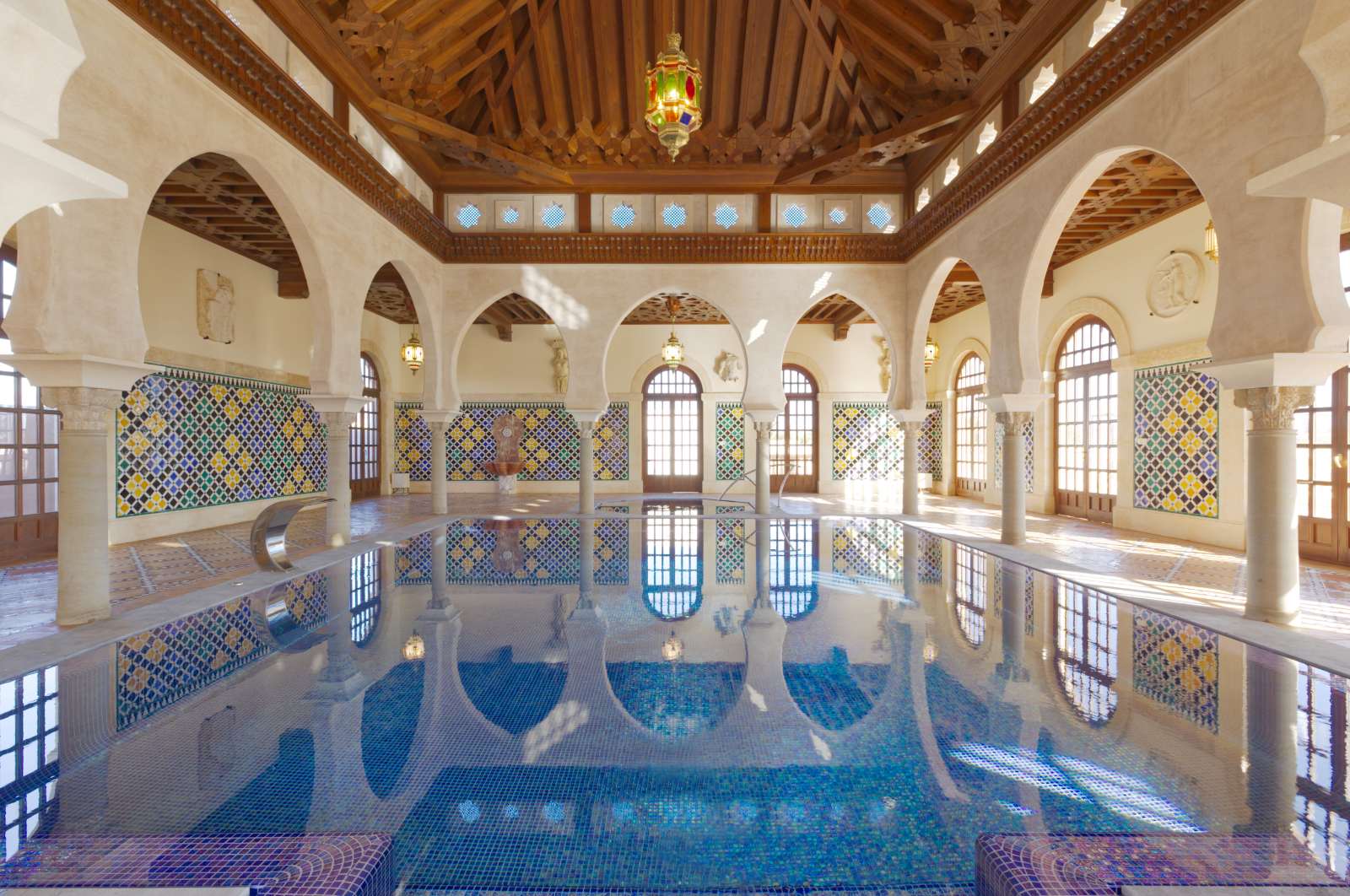 mejor-piscina-cubierta-espana-2023-2024-marina-media-denia Piscina cubierta de lujo con arquitectura morisca, ganadora del premio “Mejor piscina cubierta de España 2023–2024”, fotografiada por Marina Media Denia.